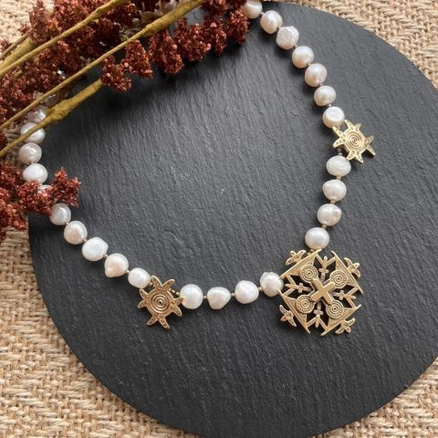 Necklace with zgarda and white pearls