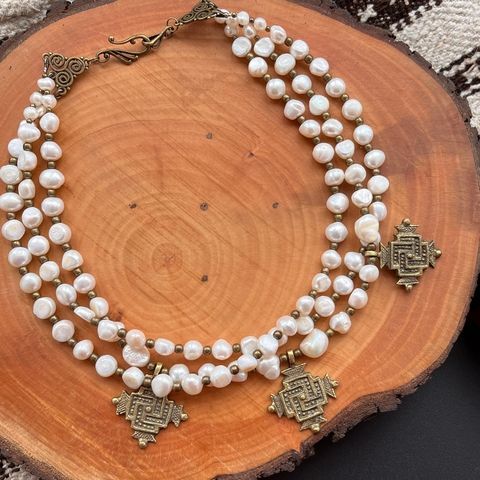 Трьохрядне намисто з білими перлами та гуцульськими сваргами white-pearl-necklace-with-svarga фото