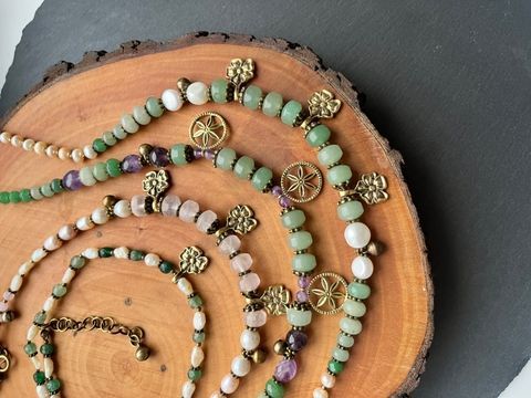 Flowers and birds on a amethyst necklace, Green